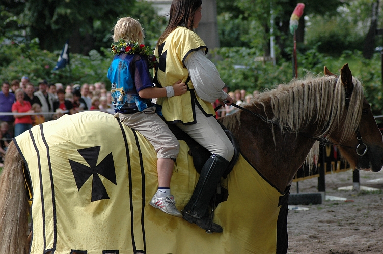 2005_0813 (48).JPG - En tilltänkt "prins" rider ärevarv med den segrande riddaren